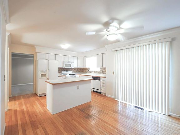 5th image of 46322 Aarons Way #61
