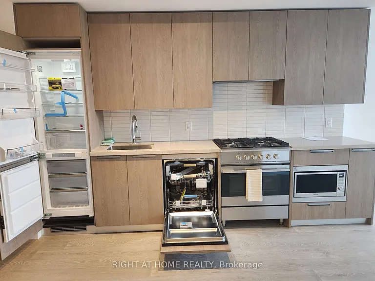 160 Kingsway Cres #418 — Photo 6