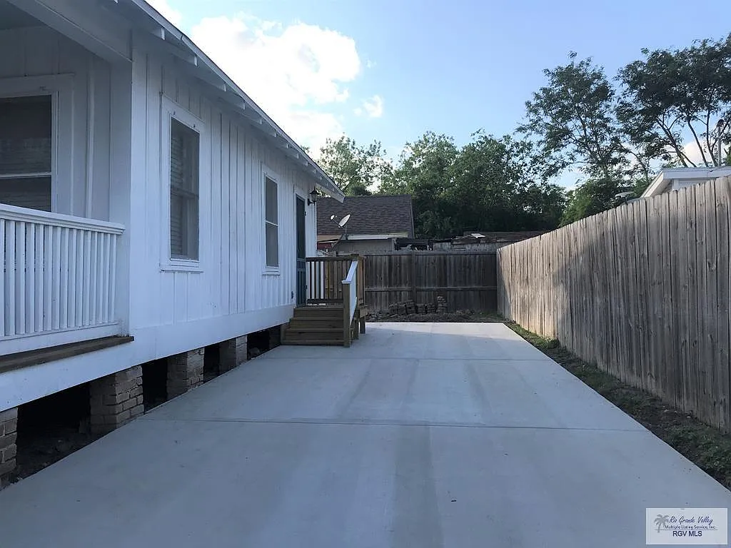 2 bed, 1.0 bath, 904 sqft, $1,000 — Photo 2