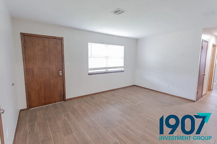 704 SW 2nd St — Photo 9