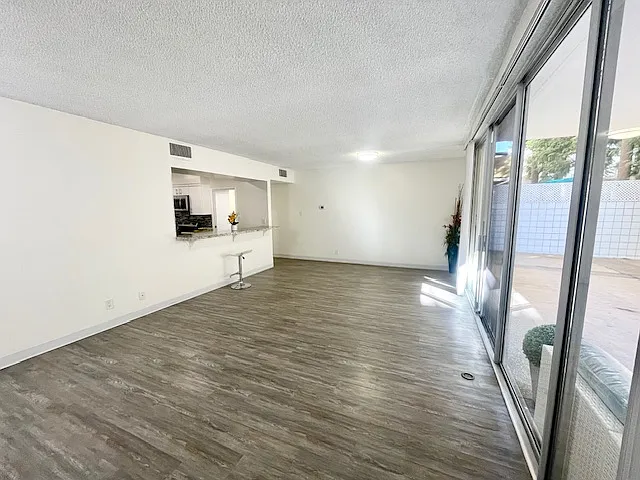 Occidental Towers Apartments — Photo 165