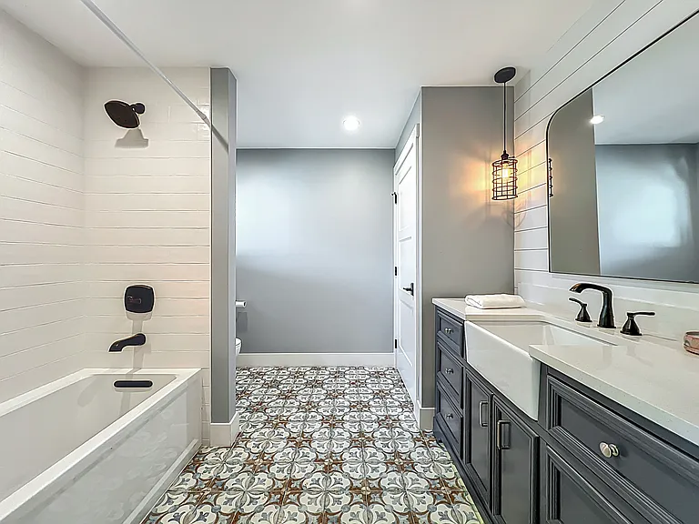 2nd Master BR: en-suite bath