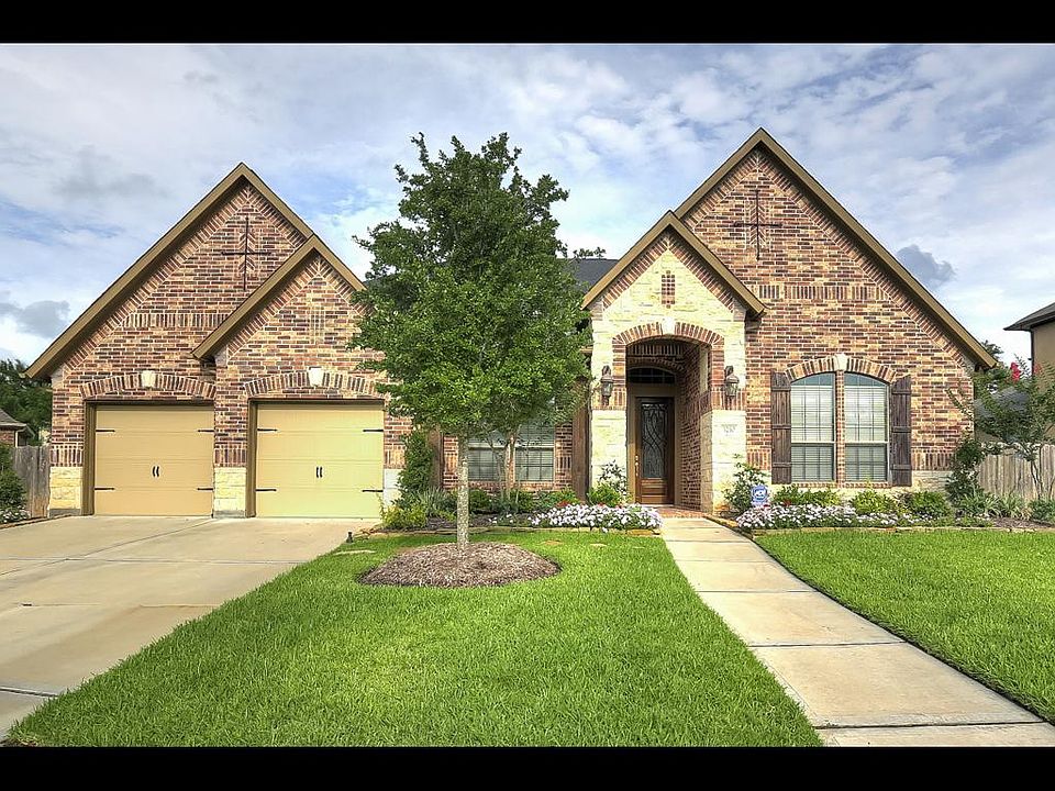 This beautifully appointed Trendmaker one-story has so much to offer. It is located in The Pointe an