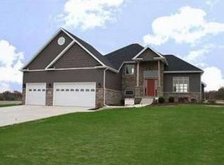 881 Whitestone Dr, Valparaiso, IN 46383