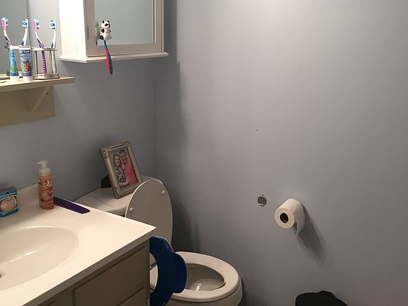 3rd image of 210 W Carolyn St