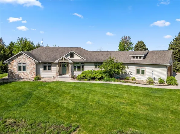 2297 Deer Ridge Ct, Carlock, IL 61725