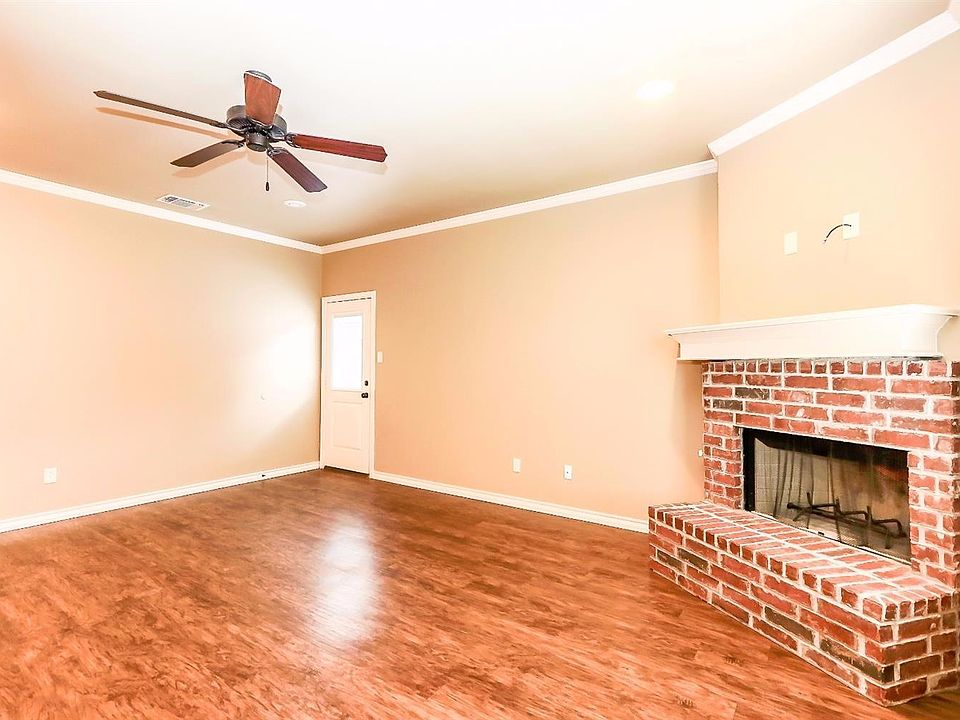 Living Room/Fireplace