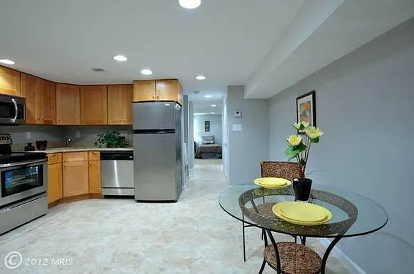 606 Harvard St NW #B — Photo 4