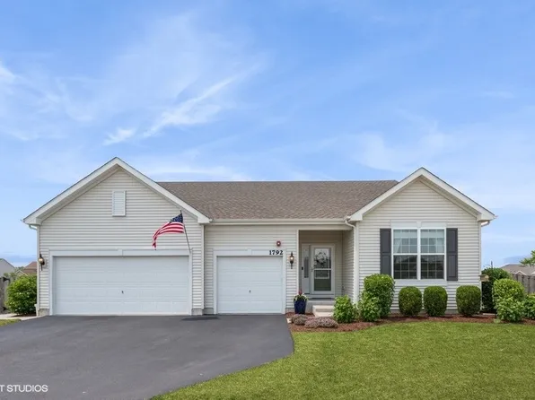 1792 Sheffield Dr, Hoffman Estates, IL 60192