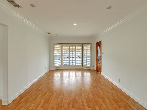3rd image of 233 E 136th St