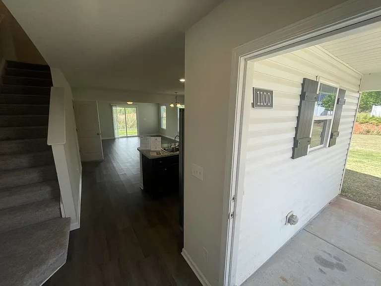 1100 Peony Ln — Photo 3