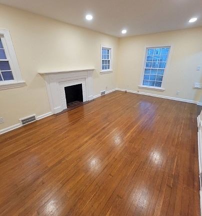 2nd image of 844 Lovers Ln