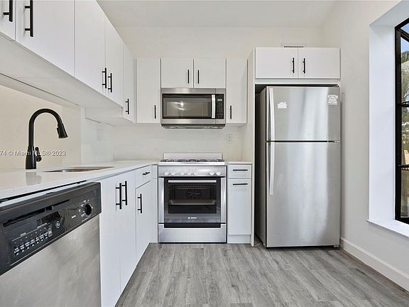 5th image of 707 Gardens Dr APT 203