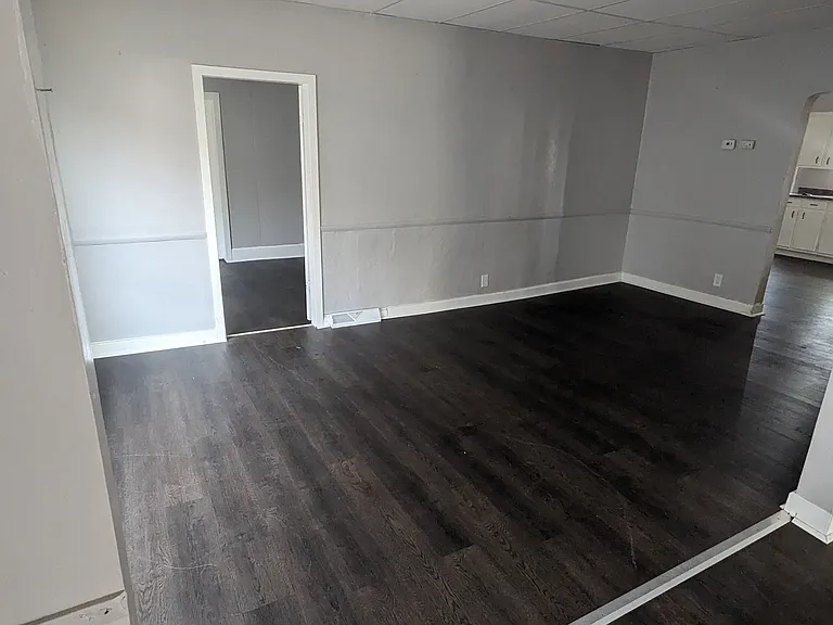 111 Center St — Photo 8