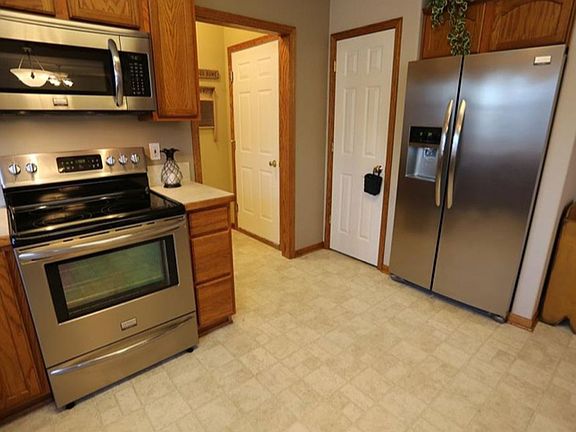 4th image of 2924 Oakcrest Dr