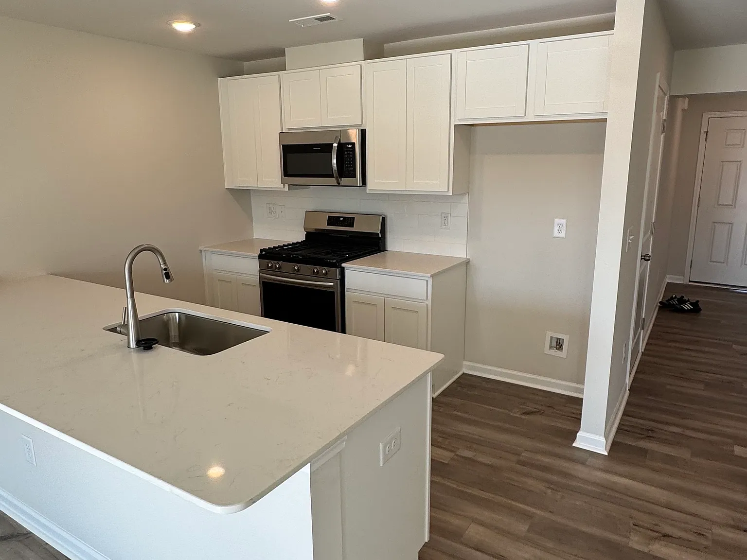 3 bed, 2.5 bath, 1405 sqft, $1,750 — Photo 4
