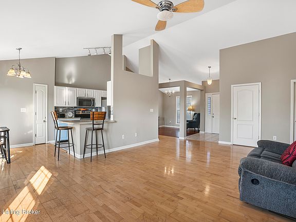 4th image of 2744 Woodlawn Way