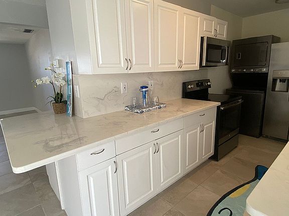 Kitchen with washer/dryer