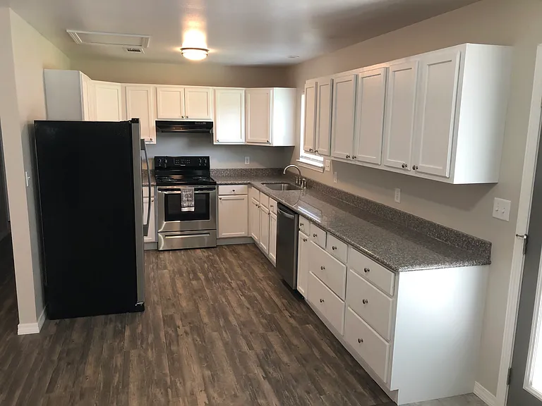 18 Linda Ln — Photo 2