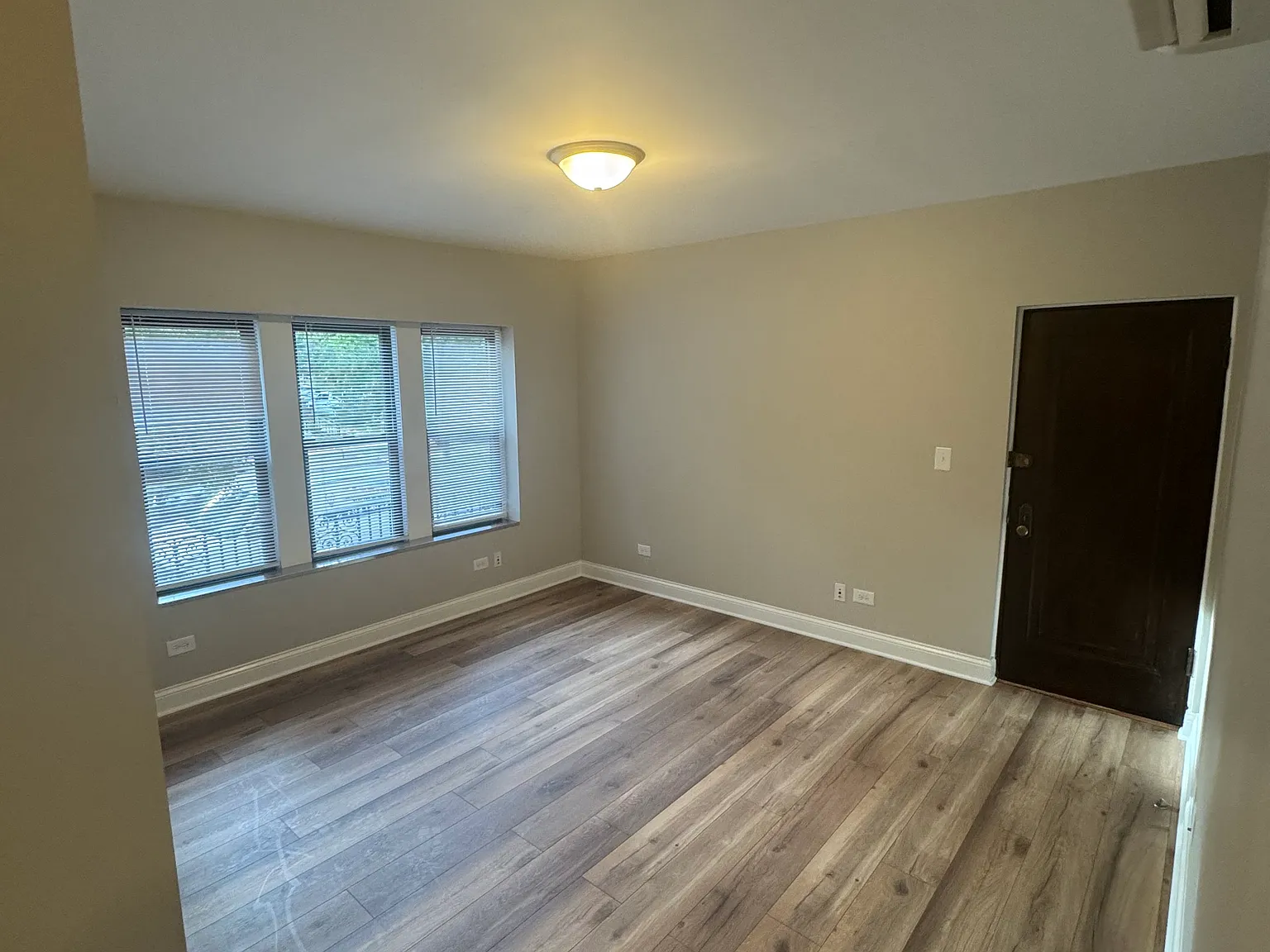 1 bed, 900 sqft, $1,600 — Photo 3