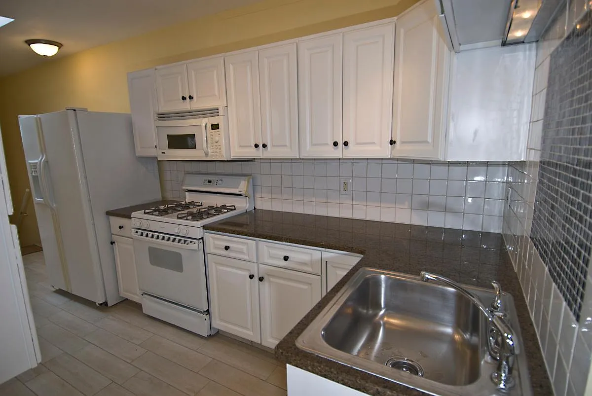 3 bed, 1050 sqft, $1,800 — Photo 3