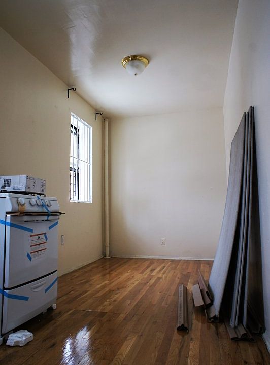 2nd image of 328 E 106th St APT 13