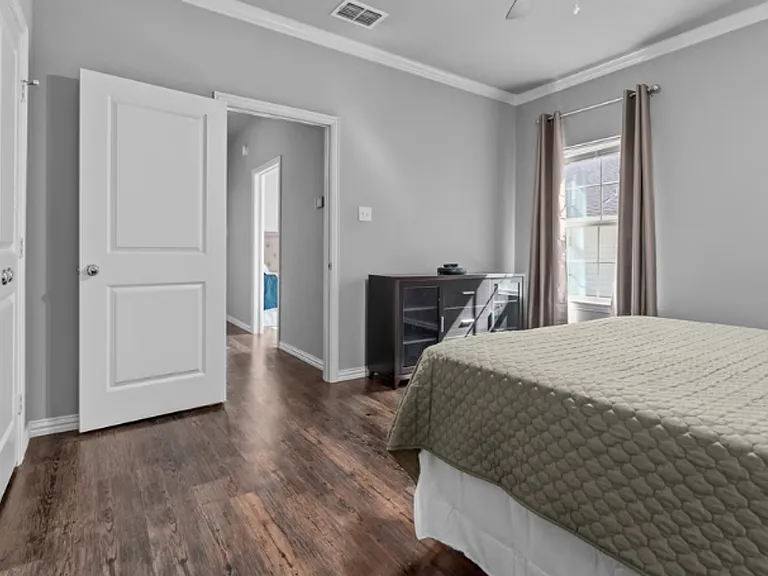 The Midtown Apartments — Photo 14