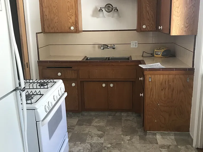 1055 Thompson Ave — Photo 3