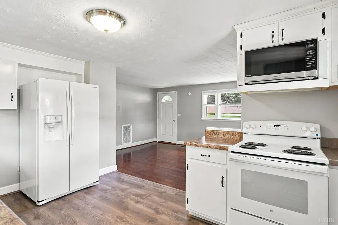 2 bed, 704 sqft, $1,200 — Photo 4