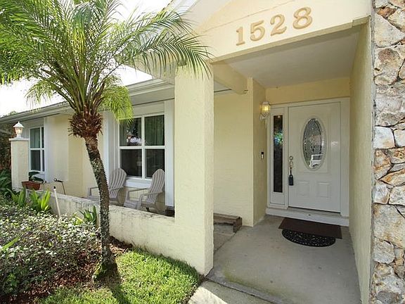 3rd image of 1528 W Crossbeam Cir