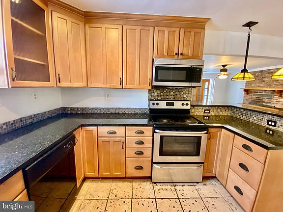 2nd image of 7549 Park Ln