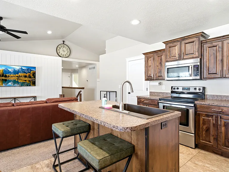 5742 S 4525 W — Photo 8