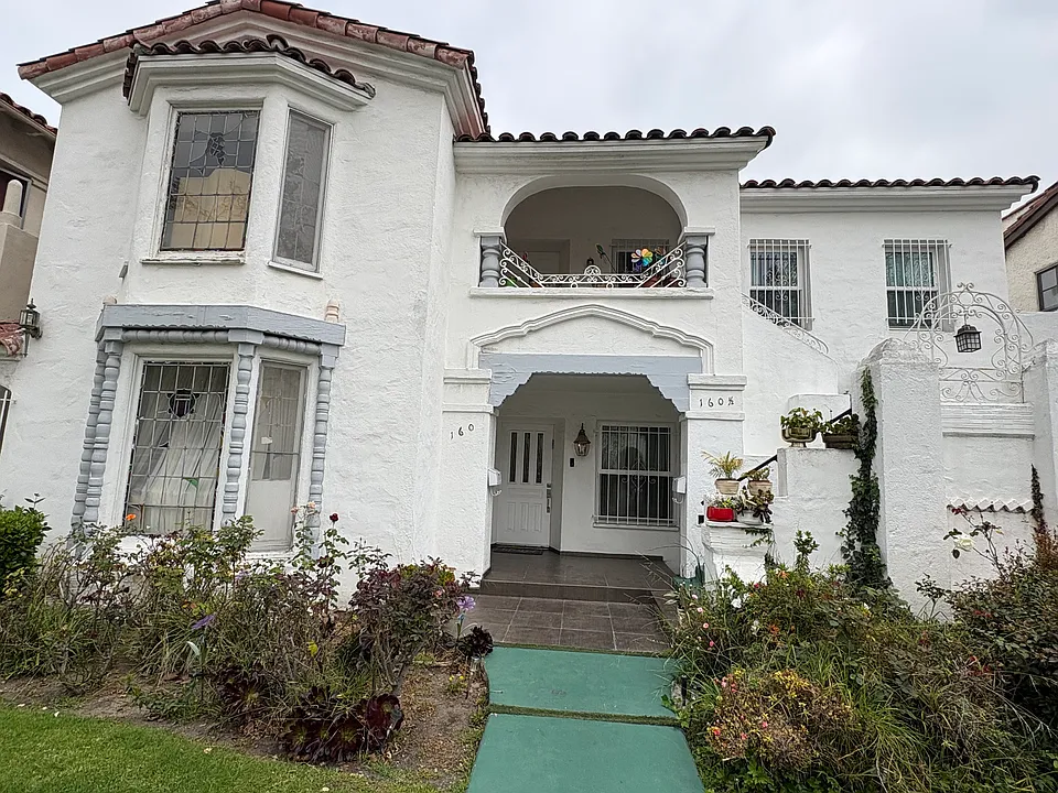 160 1/2 N Arnaz Dr #160-1/2