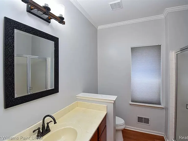 Full bath for Room 2