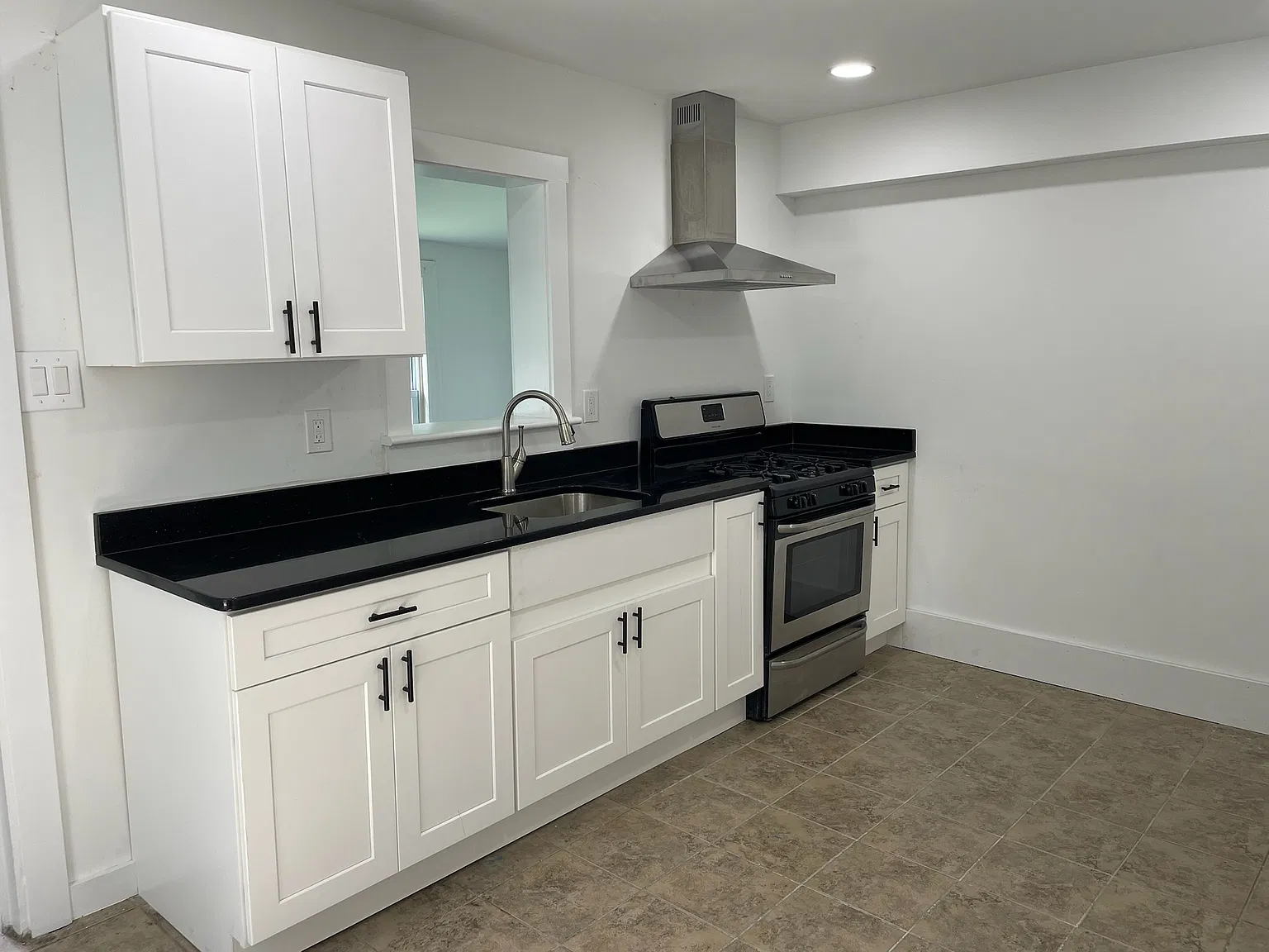 4 bed, 1672 sqft, $2,975 — Photo 2
