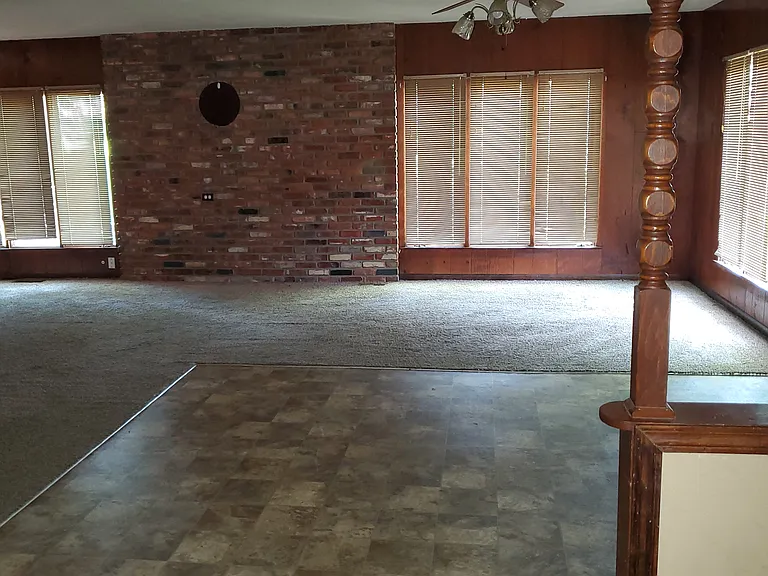 906 Highland St — Photo 2
