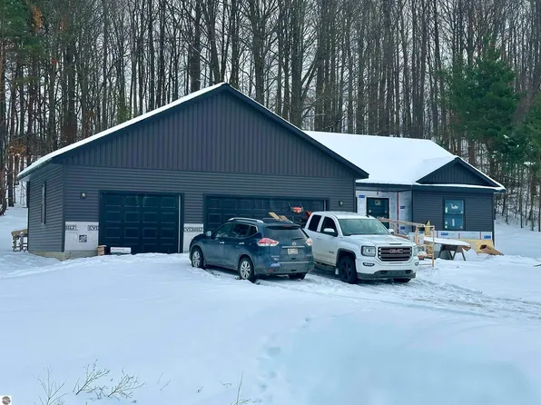 1122 Farmington Dr, Traverse City, MI 49696