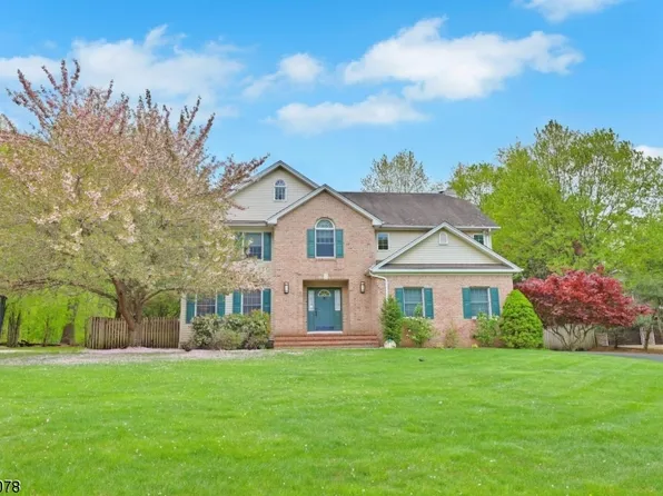 4 Meadow Lark Ct, Oakland Boro, NJ 07436