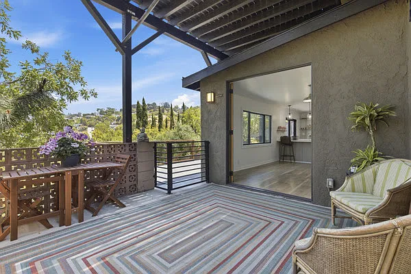 2 bed, 1.5 bath, 1300 sqft, $4,300 — Photo 3