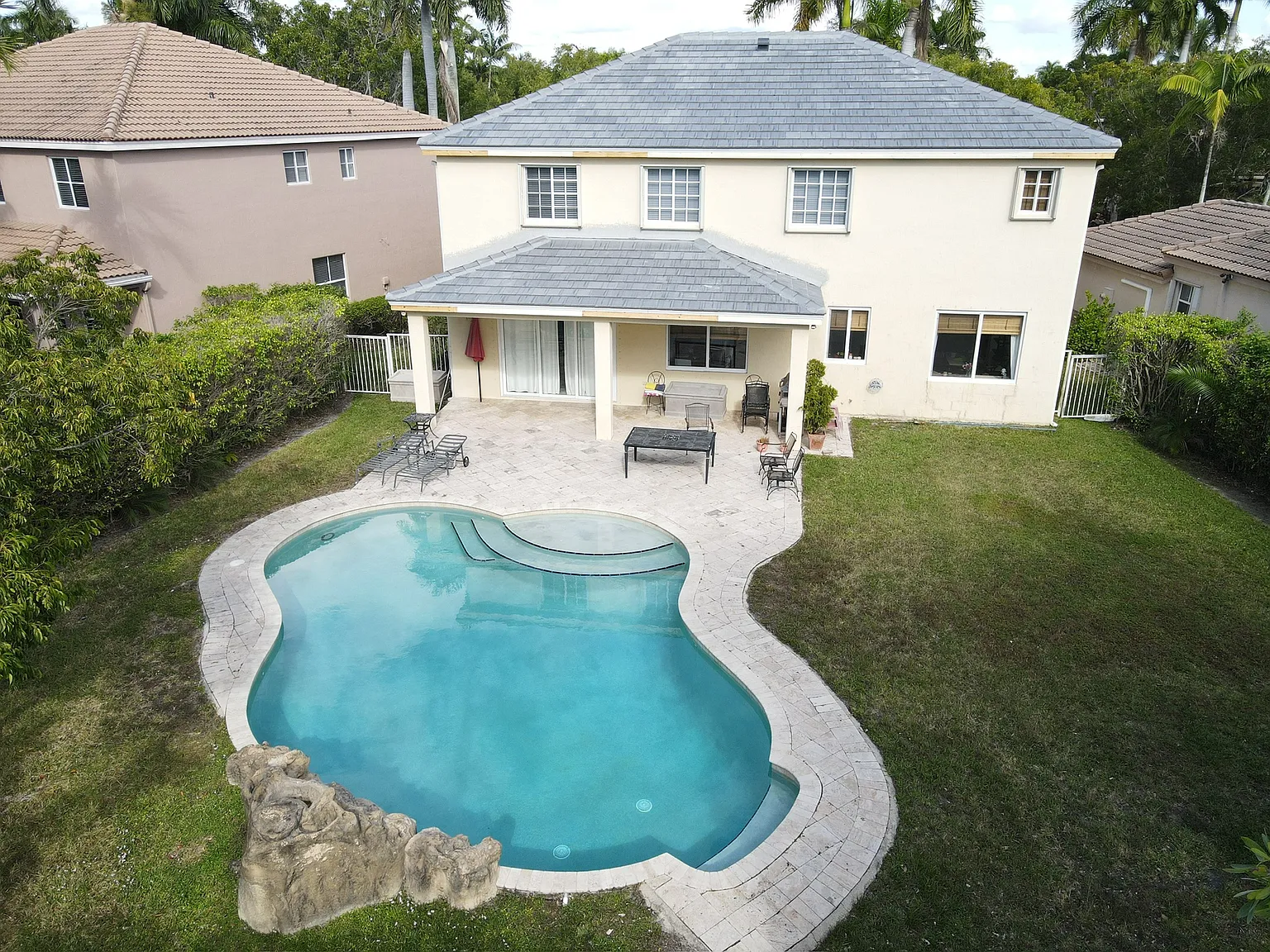 4 bed, 2.5 bath, 2262 sqft, $5,725 — Photo 2