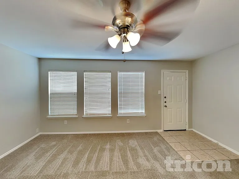 2338 Manchester Ln — Photo 3