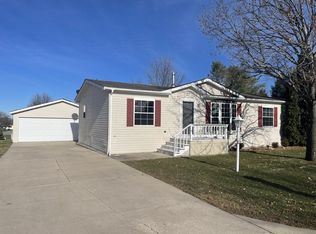 5520 Ebonywood Ln, Roscoe, IL 61073