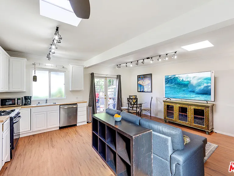 8818 Rosewood Ave — Photo 17