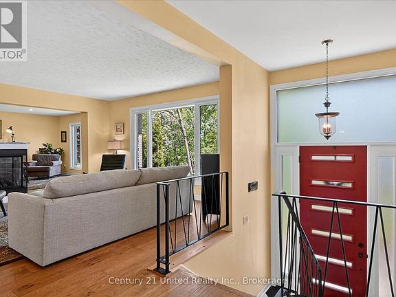 4th image of 11 Crestwood Ave