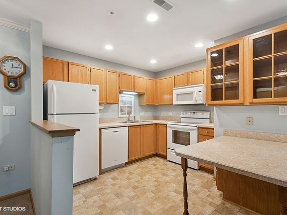 2nd image of 605 Barrington Ave APT 240