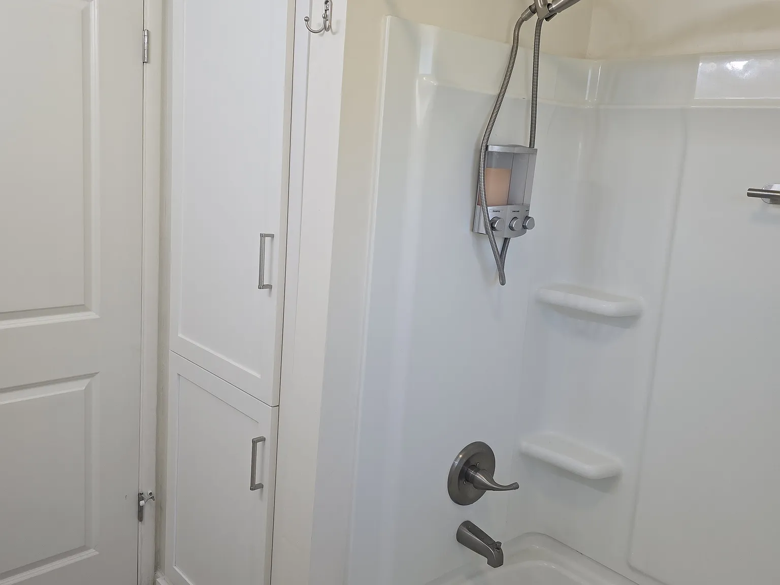 3 bed, 1228 sqft, $2,000 — Photo 2