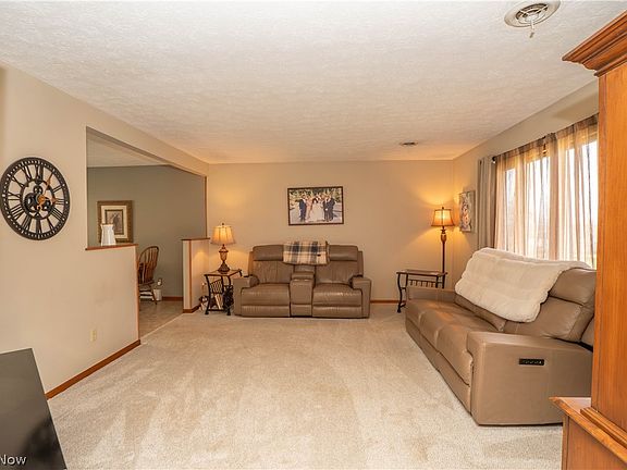 5th image of 3878 Sprucehaven St NW