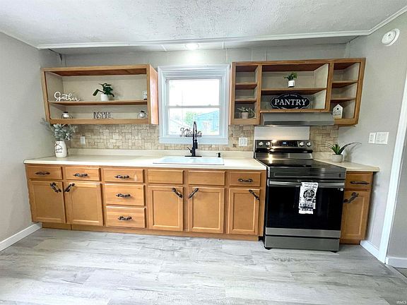 2nd image of 318 W 10th St