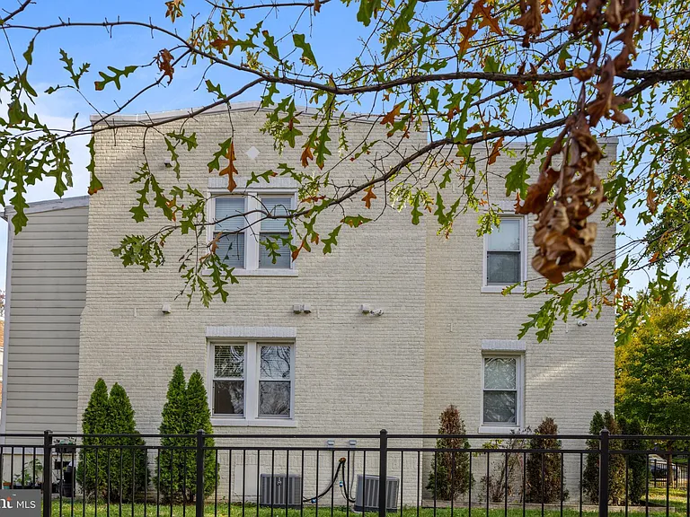 1100 Holbrook Ter NE #1 — Photo 20
