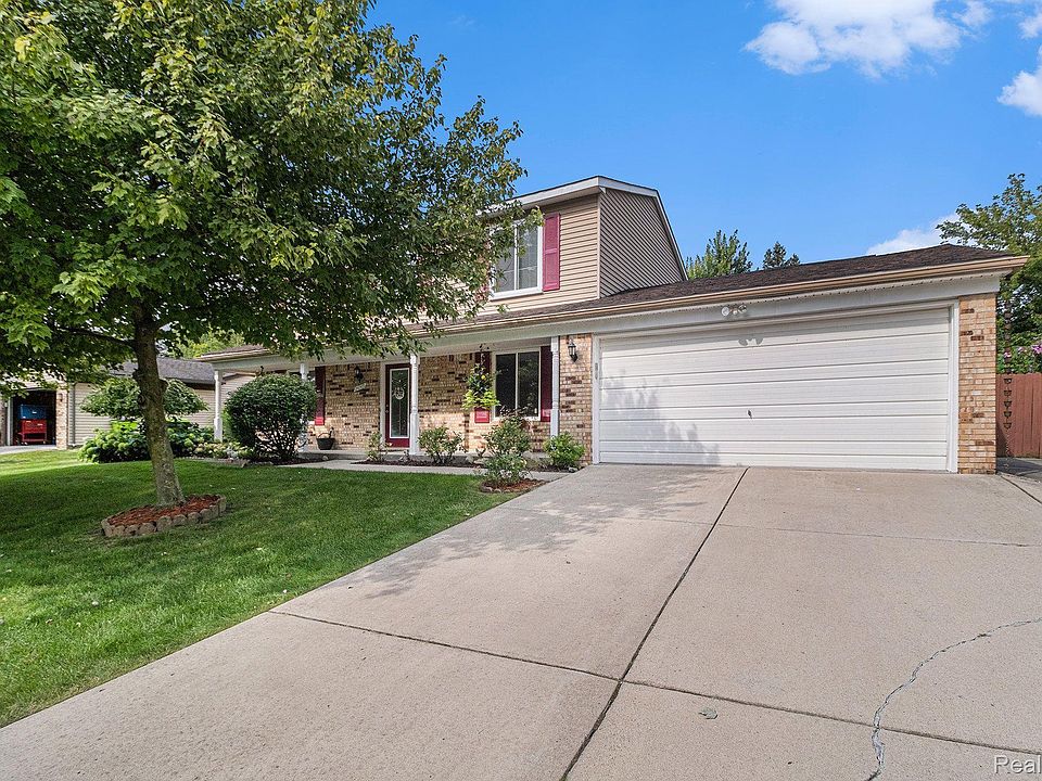 1st image of 24349 Fairway Hills Dr